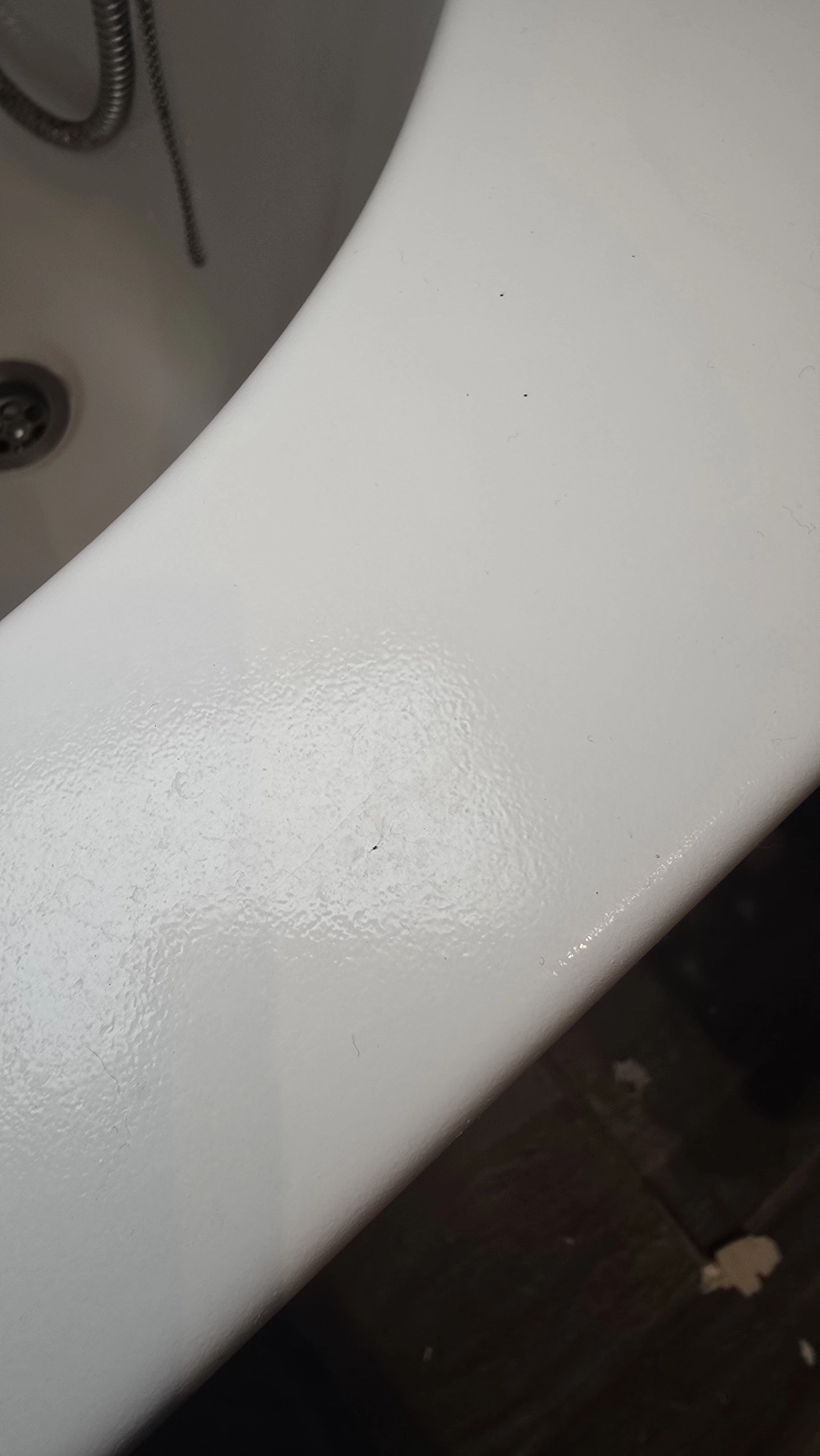 Szorstka, ziarnista powierzchnia wanny po renowacji THS