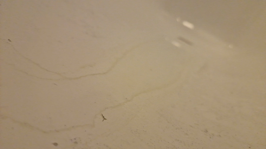 Nierówne dno wanny po renowacji natryskowej