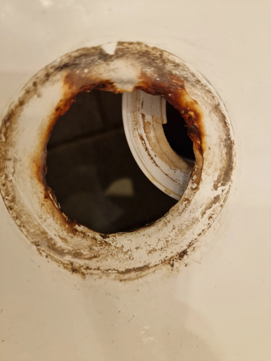 Korozja pod sitkiem odpływowym po renowacji THS