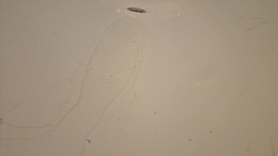 Powierzchnia dna wanny z widocznymi nierównościami