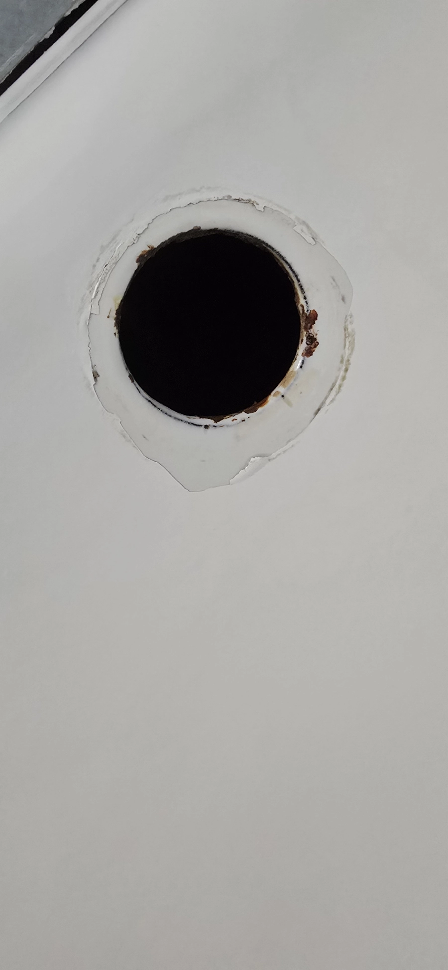 Zardzewiały odpływ wanny po zastosowaniu powłoki THS