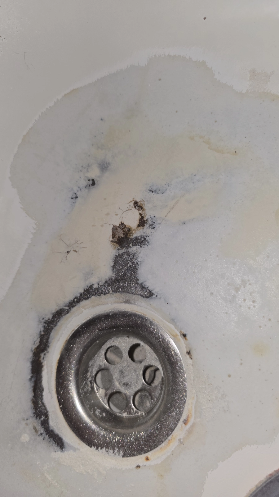 Brud i rdza na powierzchni wanny po renowacji THS