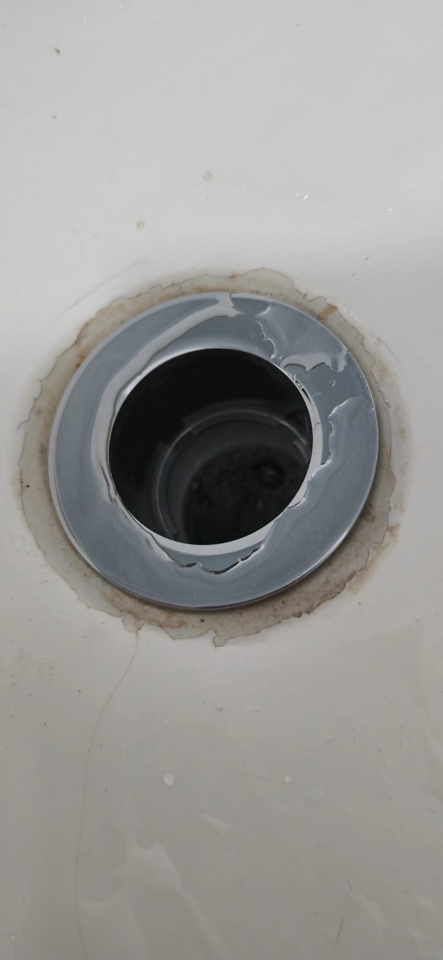 Widoczna korozja pod sitkiem po renowacji natryskowej THS