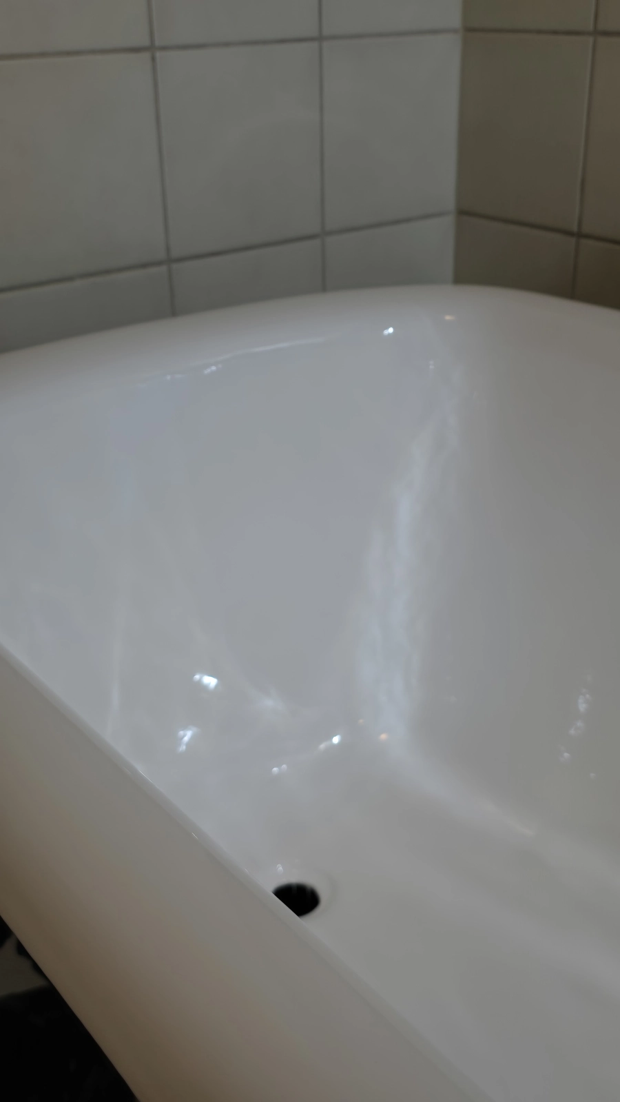 Gładka, połyskująca warstwa wanny po profesjonalnej renowacji