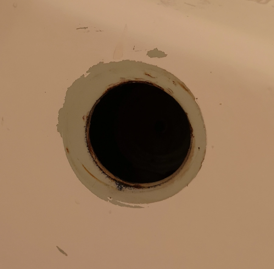 Uszkodzenia i korozja okolic odpływu po renowacji THS