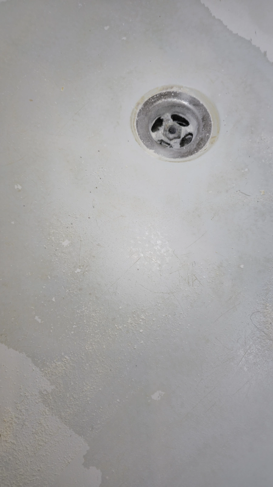 Widoczne zabrudzenia i rdzę na wannie po technologii THS