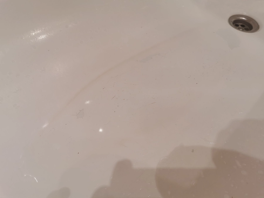 Zastoiny wody na nierównym dnie wanny po renowacji