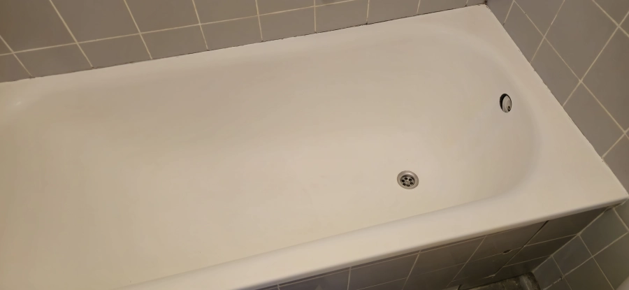 Wanna z trwałą, nieuszkodzoną powłoką po latach