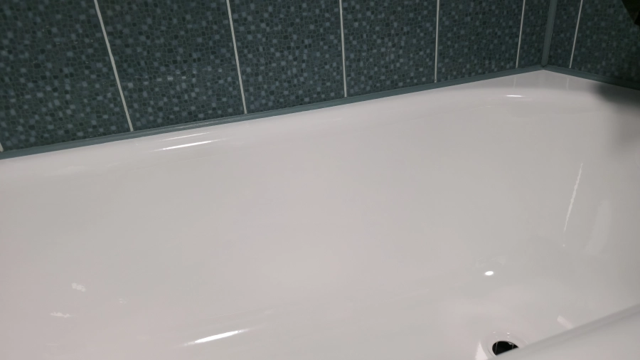 Powierzchnia wanny z efektem lustra po renowacji