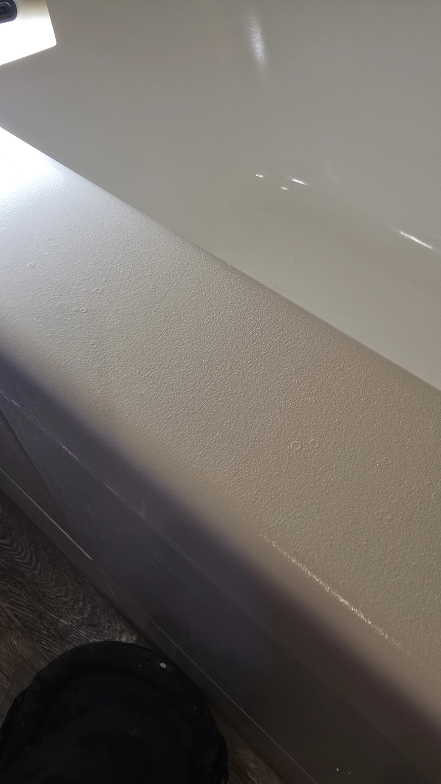 Kaszkowata powierzchnia wanny po renowacji natryskowej THS