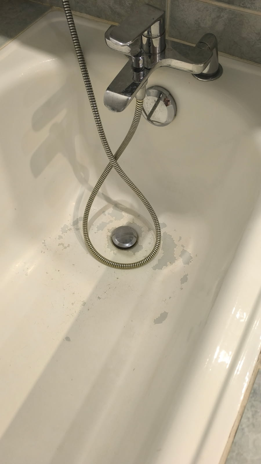 Odprysk warstwy renowacyjnej na wannie THS