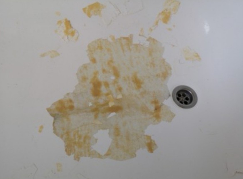 Powierzchnia wanny z odpryskami po technologii THS