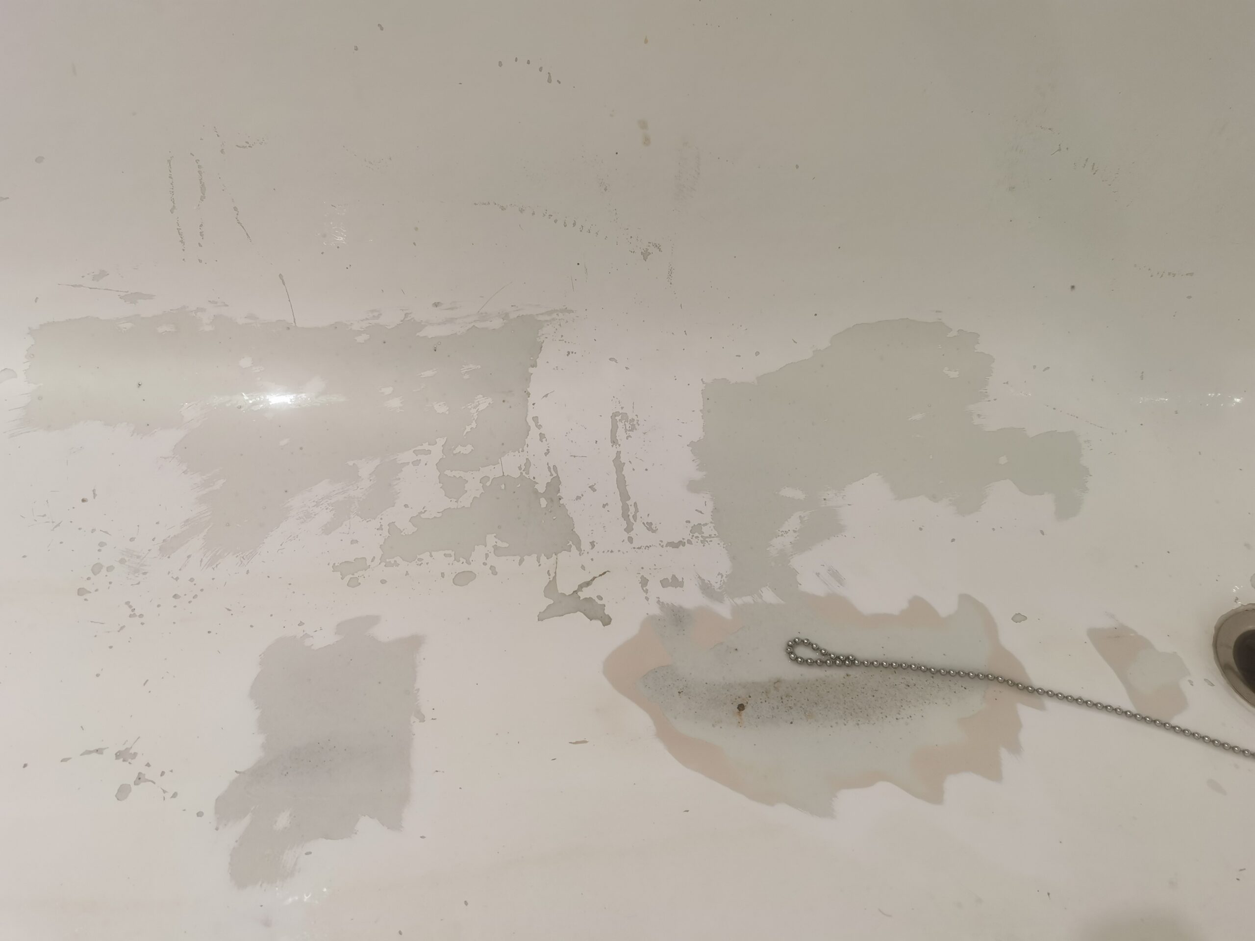 Typowy odprysk na wannie po zastosowaniu technologii THS