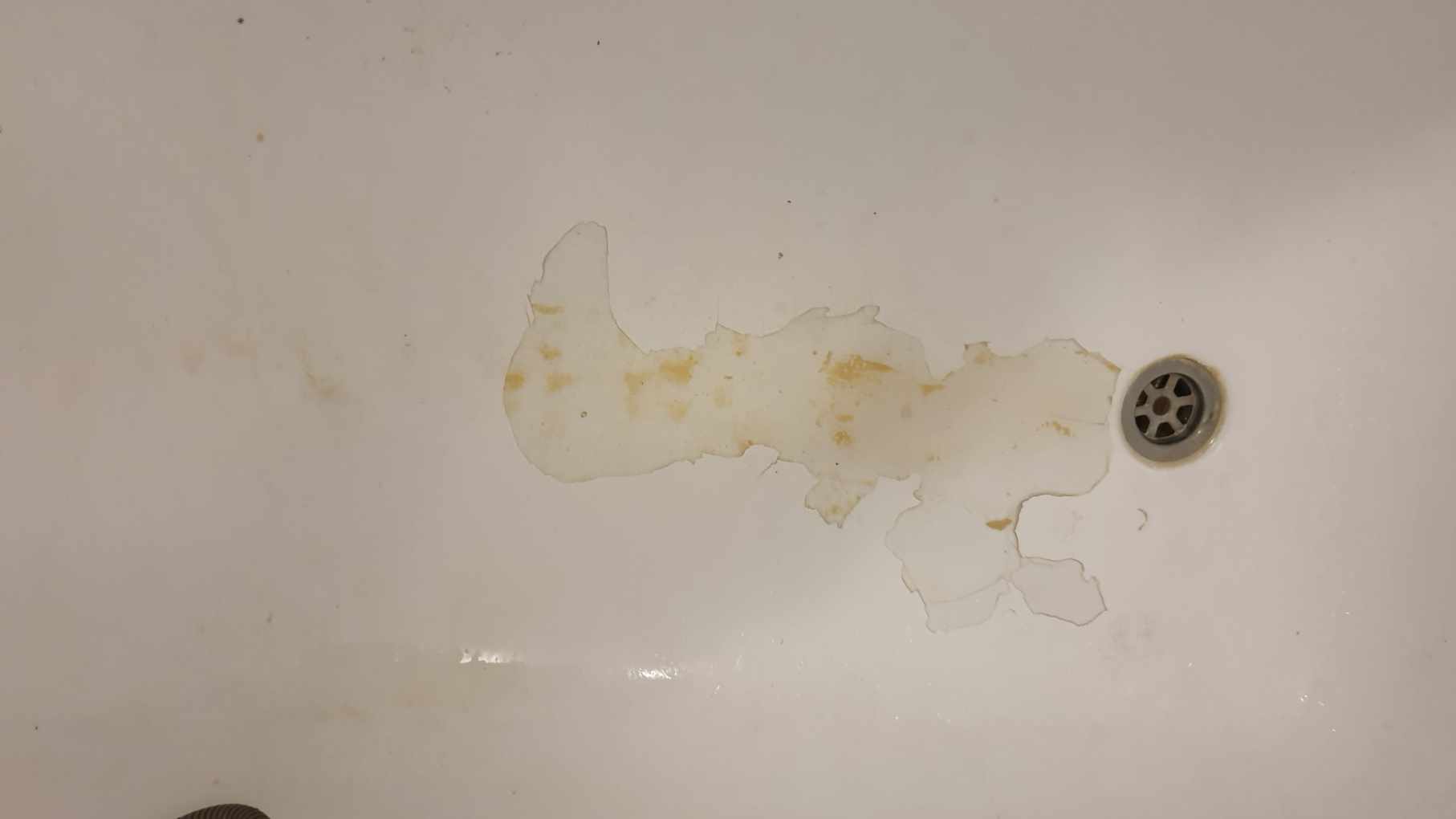 Uszkodzona powierzchnia wanny po renowacji metodą THS