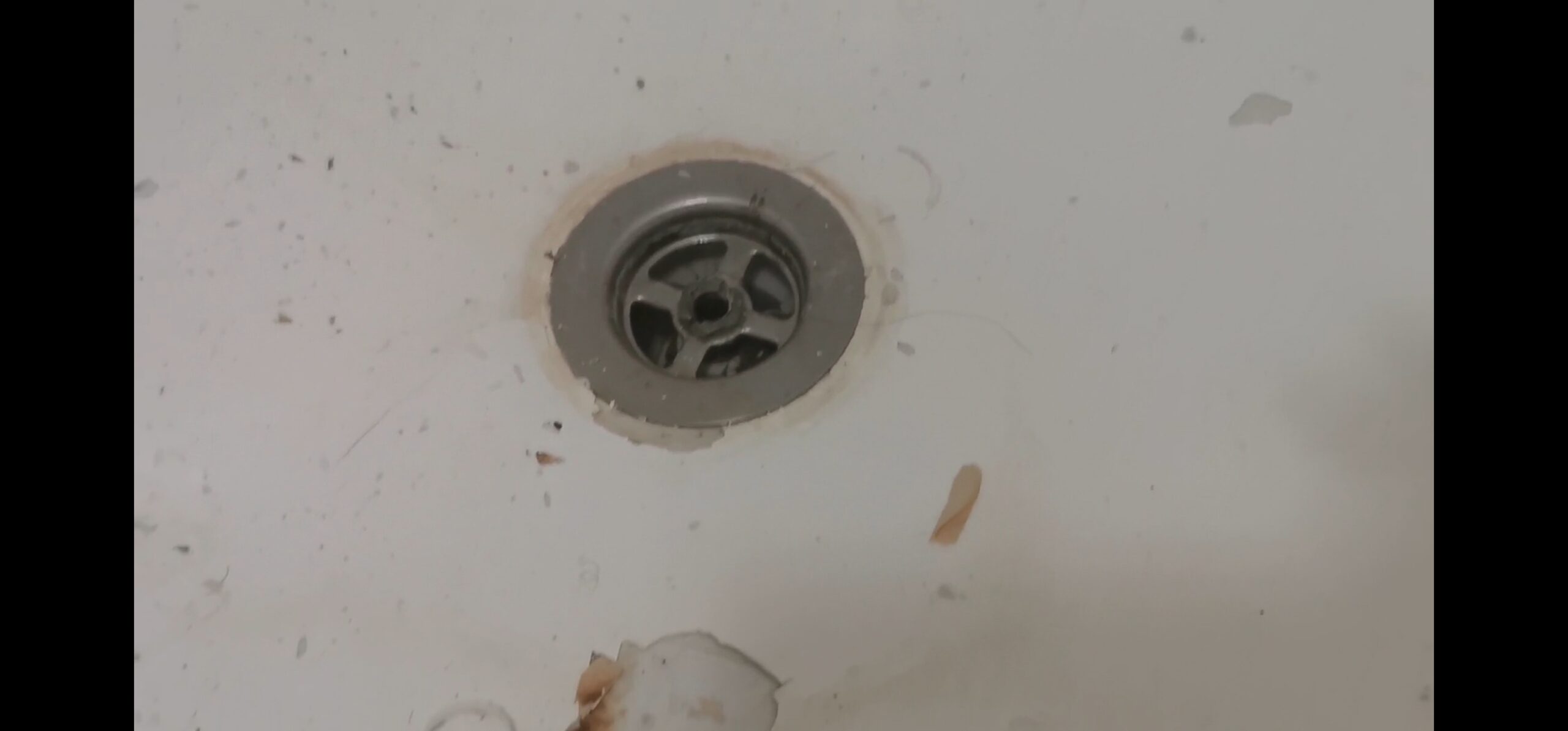 Odpryski i ubytki powłoki wanny po renowacji THS